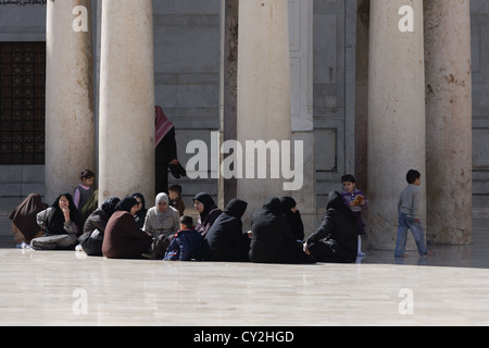 Frauen und Kinder treffen, Umayyaden-Moschee, Damaskus, Syrien Stockfoto