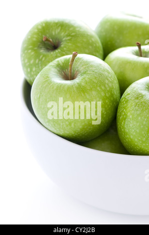 frische grüne Granny Smith Äpfel in eine Schüssel weiß Stockfoto