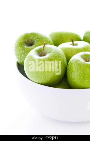 Frische knackige grüne Granny Smith Äpfel in eine Schüssel weiß Detail Nahaufnahme Makro Stockfoto