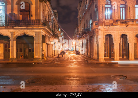 Havanna Straßenszene in der Nacht. Stockfoto