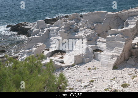 Thassos, Griechenland. Griechische Insel. September. Eines der antiken Marmor-Steinbrüche auf der Halbinsel Aliki oder Aliki. Stockfoto