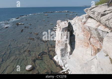 Thassos, Griechenland. Griechische Insel. September. Eines der antiken Marmor-Steinbrüche auf der Halbinsel Aliki oder Aliki. Stockfoto