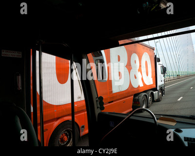 Ansicht B & Q LKW auf Autobahn M4 Severn Brücke überfahren innen National Express Coach aus Wales - England UK KATHY DEWITT Stockfoto