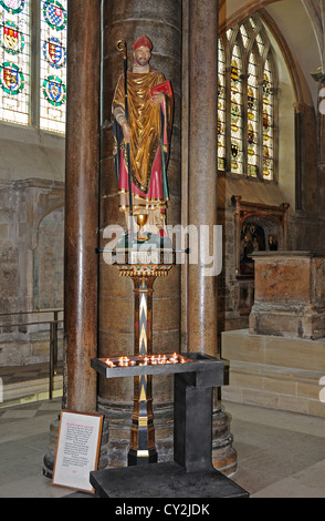 Kerzen am Fuße der Statue von St. Richard am Standort von seinem Schrein in Retroquire, Chichester Cathedral. Stockfoto