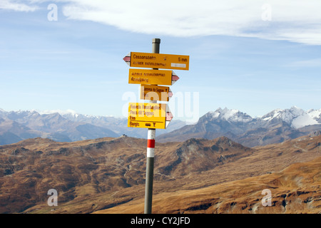 Schweizer alpine Wanderweg Zeichen, Schweizer Alpen, Schweiz, Europa Stockfoto