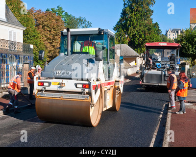 Schwere Straßenwalze / Asphalt-Verlegung - Frankreich. Stockfoto