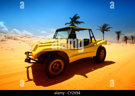 Desert Buggy im Wüstensand unter blauem Himmel Stockfoto