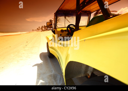 Desert Buggy im Wüstensand unter blauem Himmel Stockfoto