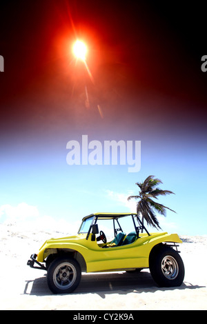 Desert Buggy im Wüstensand unter blauem Himmel Stockfoto