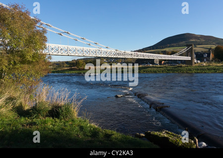 Melrose Kettenbrücke – erbaut 1826 von Redpath Brown &amp; Co. 1991 rekonstruiert. Links Melrose und Gattonside Stockfoto