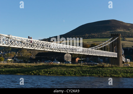 Melrose Kettenbrücke – erbaut 1826 von Redpath Brown &amp; Co. 1991 rekonstruiert. Links Melrose und Gattonside Stockfoto