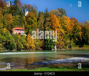 DE - Bayern: Fluss Isar unter Kalvarienberg in Bad Tölz Stockfoto