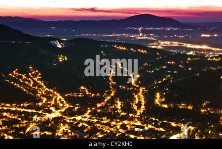 Nachtansicht von Kronstadt/Brasov Stockfoto