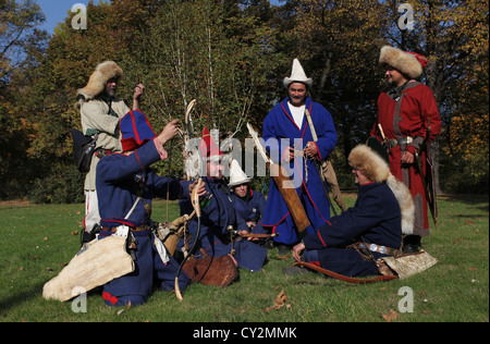 Gruppe der Baschkiren in traditionellen Kostümen. Baschkiren sind ein Turkvolk in Baschkortostan, eine Republik im östlichen Russland heimisch. Stockfoto