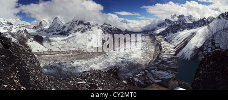 Panorama Blick auf den Gletscher von Ngozumpa Gipfel Gokyo Region, Everest-Region, atemberaubende Landschaft Höhenlage über 5500m.a.s.l, Stockfoto