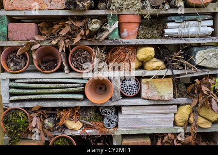 Garten Bug 'Hotel' aus alten Paletten und Recycling-Artikel Stockfoto