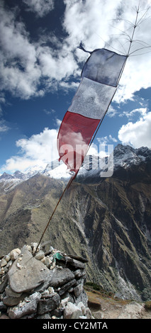 Himalaya neugierigen Fahne steckte in der Cairn, der angibt, die Testversion in den hoch gelegenen Bergen. Tal des Khumbu, Nepal Stockfoto