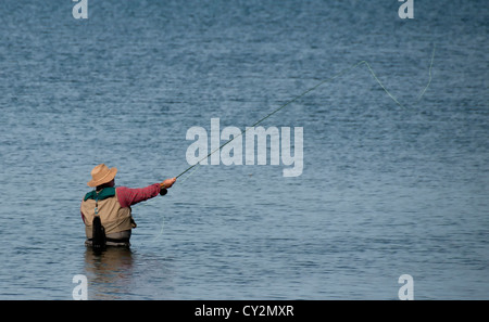 Mann, Angeln im See Ontario. Stockfoto