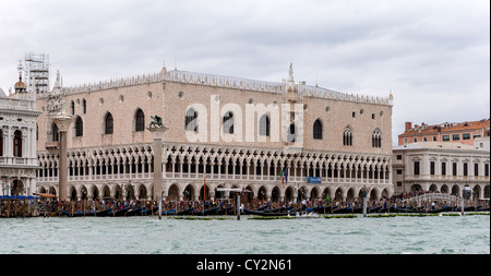 Der Dogenpalast in Venedig gesehen vom Canale Grande, mit vielen Gondeln festgemacht davor Stockfoto