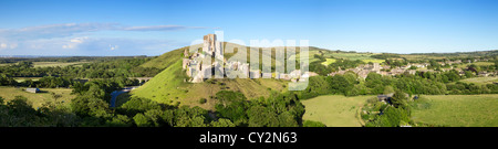 Genähte Panorama der Corfe Castle auf einem Hügel oberhalb der schönen Dorset Landschaft und das Dorf von Corfe Castle Stockfoto