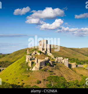 Corfe Castle auf einem Hügel oberhalb der schönen Dorset Landschaft, an einem schönen Sommernachmittag. Stockfoto