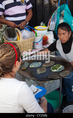Frau, die Vorbereitung von blauen Mais Tlayudas und Quesidillas auf Comal auf Jamaika Markt in Mexiko-Stadt Stockfoto