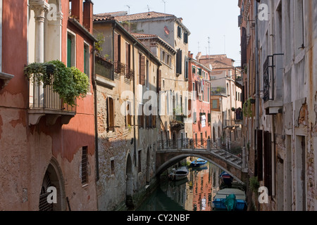 Ansicht von Wohngebäuden hinunter einen kleinen Kanal in Venedig, Italien Stockfoto