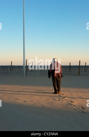 Ein Mann mit einem Metalldetektor am Strand von Ocean City, Maryland Stockfoto