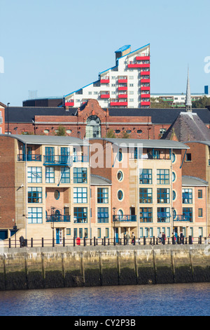 Waterside Apartments mit Blick auf Fluss Tyne auf der Quauyside in Newcastle Upon Tyne, England, Vereinigtes Königreich. Stockfoto