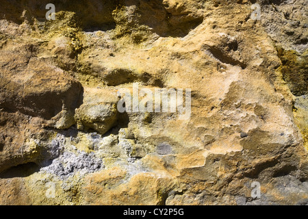 Gelben Schwefel erstreckt sich von Bimsstein Rock, Insel Vulcano, Sizilien, Italien Stockfoto