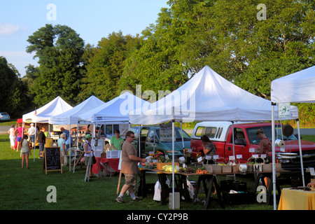 Massachusetts Plymouth, Plimoth Plantation, Bauernmarkt, Verkäufer Stände Stand Markt Markt, Käufer kaufen verkaufen, verkaufen, produzieren, zehn Stockfoto