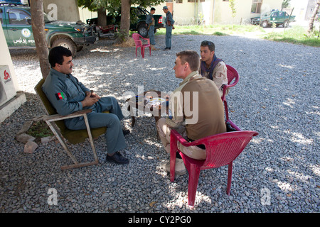 Niederländische Polizei Mentoren Training afghanische Polizisten in Kunduz. Stockfoto