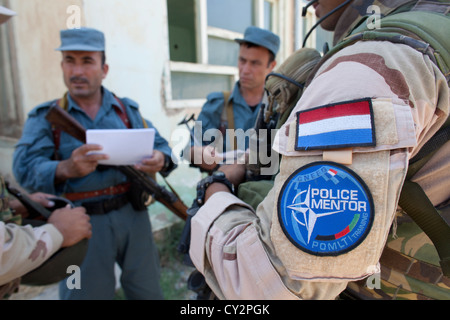 Niederländische Polizei Mentoren zu Fuß Patrouille mit afghanischen Polizisten in Kunduz Stockfoto