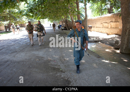 Afghanische nationale Polizisten zu Fuß Patrouille in Khanabad, Kunduz. Niederländischen Militär überwachen sie. Stockfoto