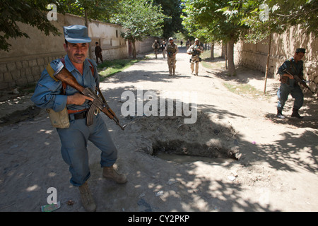 Afghanische nationale Polizisten zu Fuß Patrouille in Khanabad, Kunduz. Niederländischen Militär überwachen sie. Stockfoto