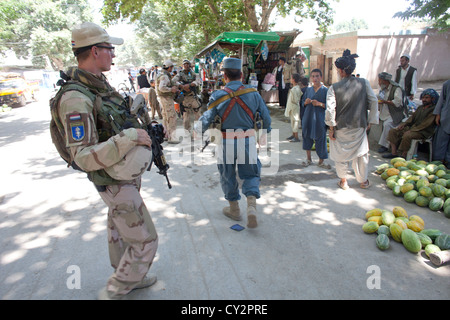 Niederländische Polizei Mentoren zu Fuß Patrouille mit afghanischen Polizisten in Kunduz Stockfoto