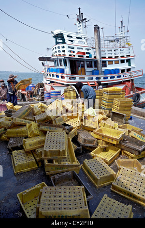 Thai Fischer entladen die Tage fangen von einem kommerziellen Fischkutter. Fischerhafen in Hua Hin Thailand S. E. Asien Stockfoto