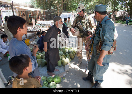 Niederländische Polizei Mentoren zu Fuß Patrouille mit afghanischen Polizisten in Kunduz Stockfoto