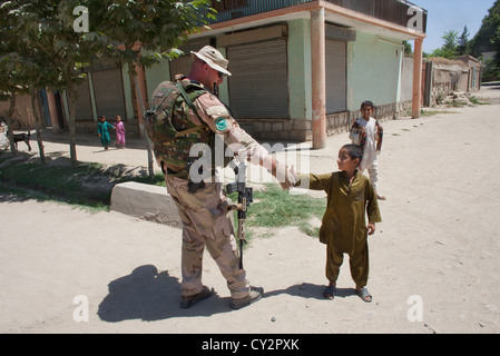 Niederländische Polizei Mentoren zu Fuß Patrouille mit afghanischen Polizisten in Kunduz Stockfoto