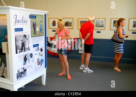 Cape Cod Massachusetts, Hyannis, Main Street, John F. Kennedy Hyannis Museum, JFK, Jackie, Ausstellungsausstellung Sammlung Frau weibliche Frauen, innen, Stockfoto