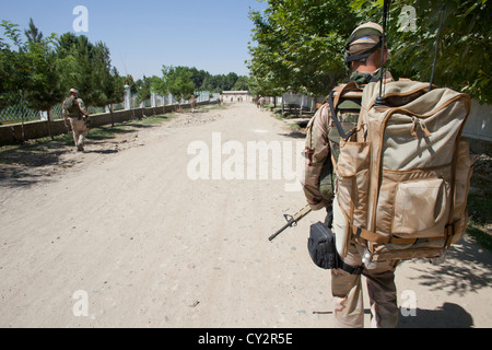 Niederländische Polizei Mentoren zu Fuß Patrouille mit afghanischen Polizisten in Kunduz Stockfoto