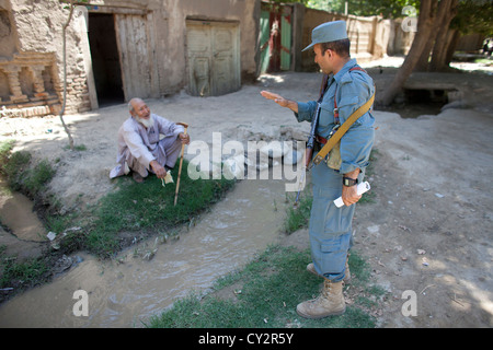 Afghanische nationale Polizisten zu Fuß Patrouille in Khanabad, Kunduz. Niederländischen Militär überwachen sie. Stockfoto