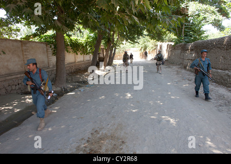 Afghanische nationale Polizisten zu Fuß Patrouille in Khanabad, Kunduz. Niederländischen Militär überwachen sie. Stockfoto