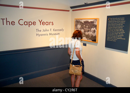 Cape Cod Massachusetts, Hyannis, Main Street, John F. Kennedy Hyannis Museum, JFK, Jackie, Ausstellungsausstellung Sammlung Frau weibliche Frauen, innen, Stockfoto