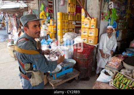 Afghanische nationale Polizisten zu Fuß Patrouille in Khanabad, Kunduz. Niederländischen Militär überwachen sie. Stockfoto