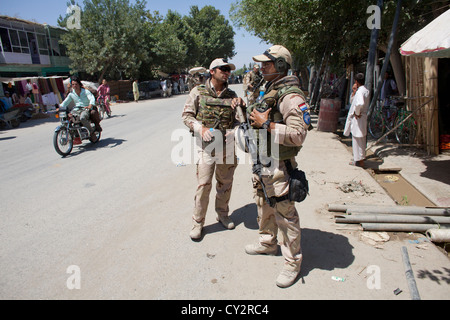 Niederländische Polizei Mentoren zu Fuß Patrouille mit afghanischen Polizisten in Kunduz Stockfoto