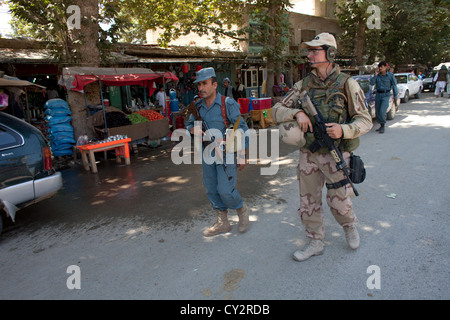 Niederländische Polizei Mentoren zu Fuß Patrouille mit afghanischen Polizisten in Kunduz Stockfoto