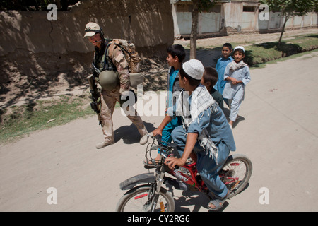 Niederländische Polizei Mentoren zu Fuß Patrouille mit afghanischen Polizisten in Kunduz Stockfoto