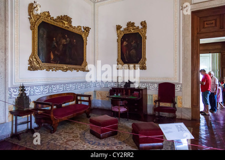 Das Vorzimmer im Nationalpalast von Mafra, Kloster und Basilika in Portugal. Franziskaner Orden. Barock-Architektur. Stockfoto