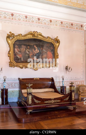 Schlafzimmer des Königs. Neoklassische Bett und Möbel. Nationalpalast von Mafra, Portugal. Barock-Architektur. Stockfoto